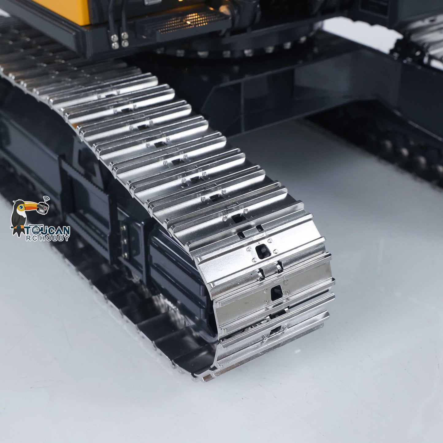 Super Frog E400 1/14 RC hydraulic excavator metal tracks and undercarriage detail view