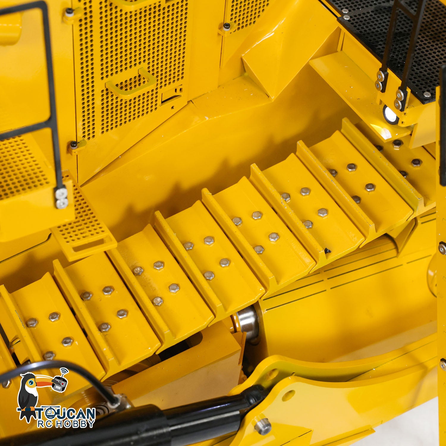 TOUCAN D11T 1/10 Metal Hydraulic RC Bulldozer Heavy Duty Giant Dozer tracked chassis detail for off-road movement