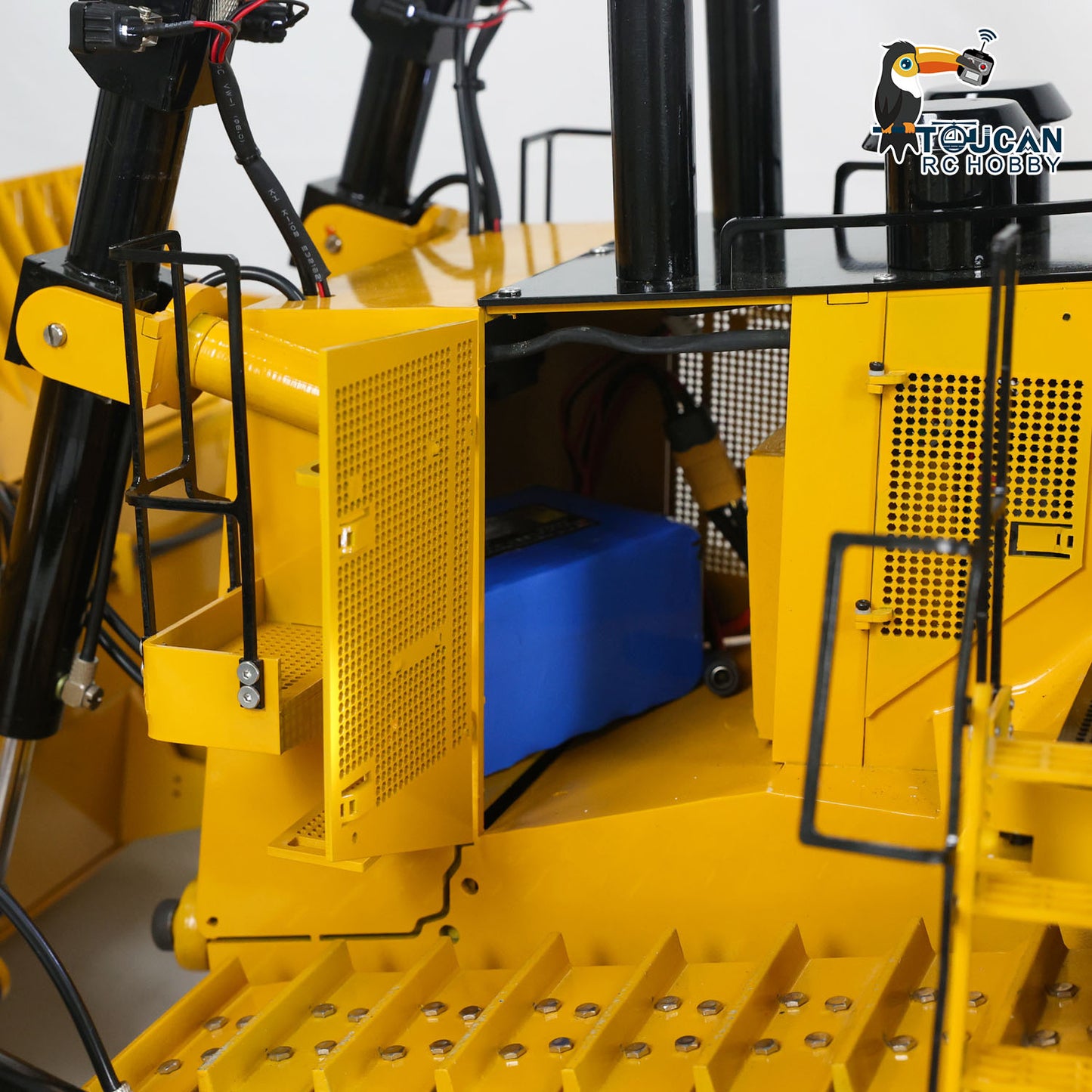 TOUCAN D11T 1/10 Metal Hydraulic RC Bulldozer Heavy Duty Giant Dozer battery compartment detail