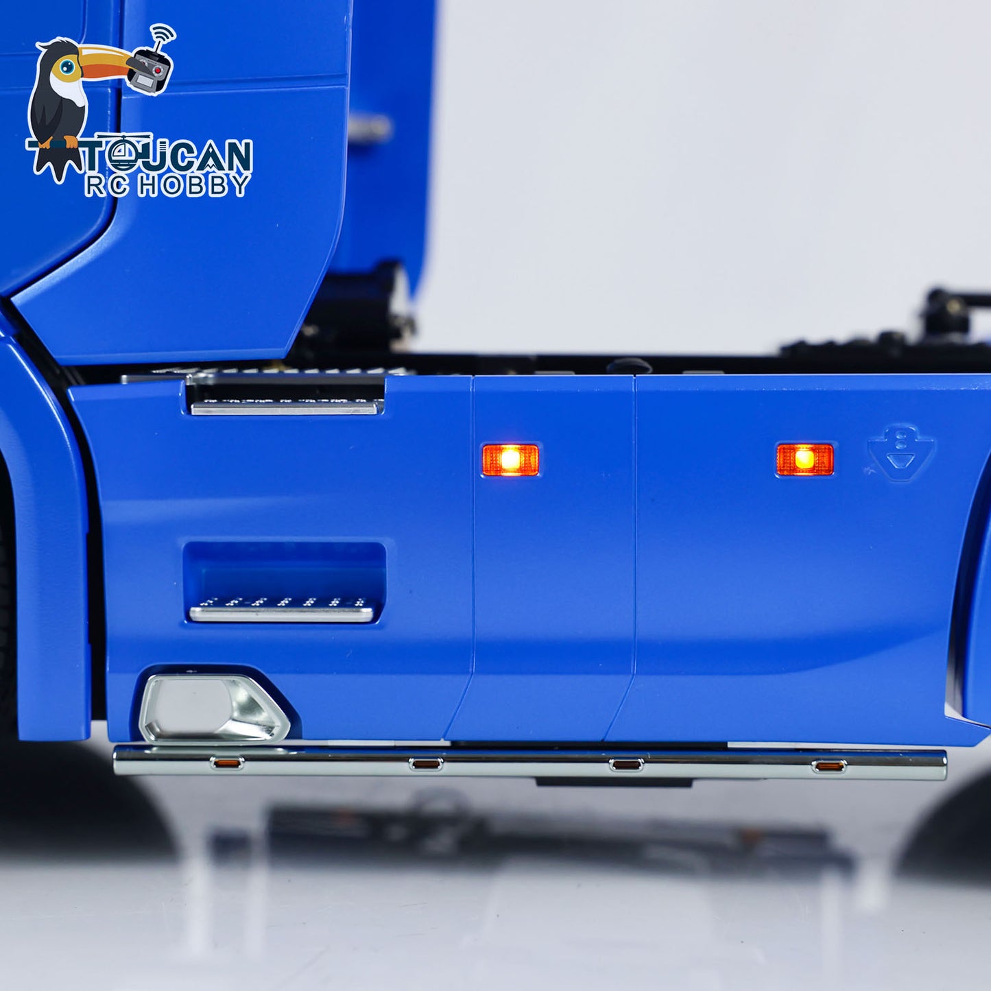TOUCAN 56368 770S 1/14 6x4 RC Tractor Truck side light detail