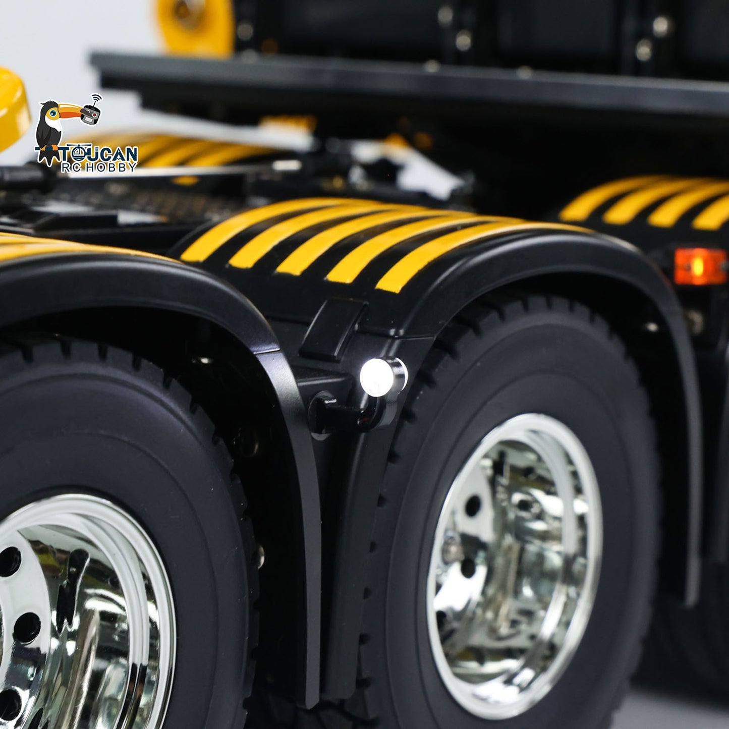 TOUCAN 56371 770S 1/14 8x4 RC Tractor Truck side light detail