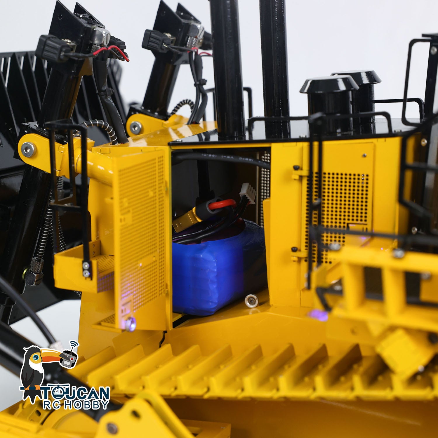 TOUCAN D11T 1/14 Metal Hydraulic RC Bulldozer battery compartment detail