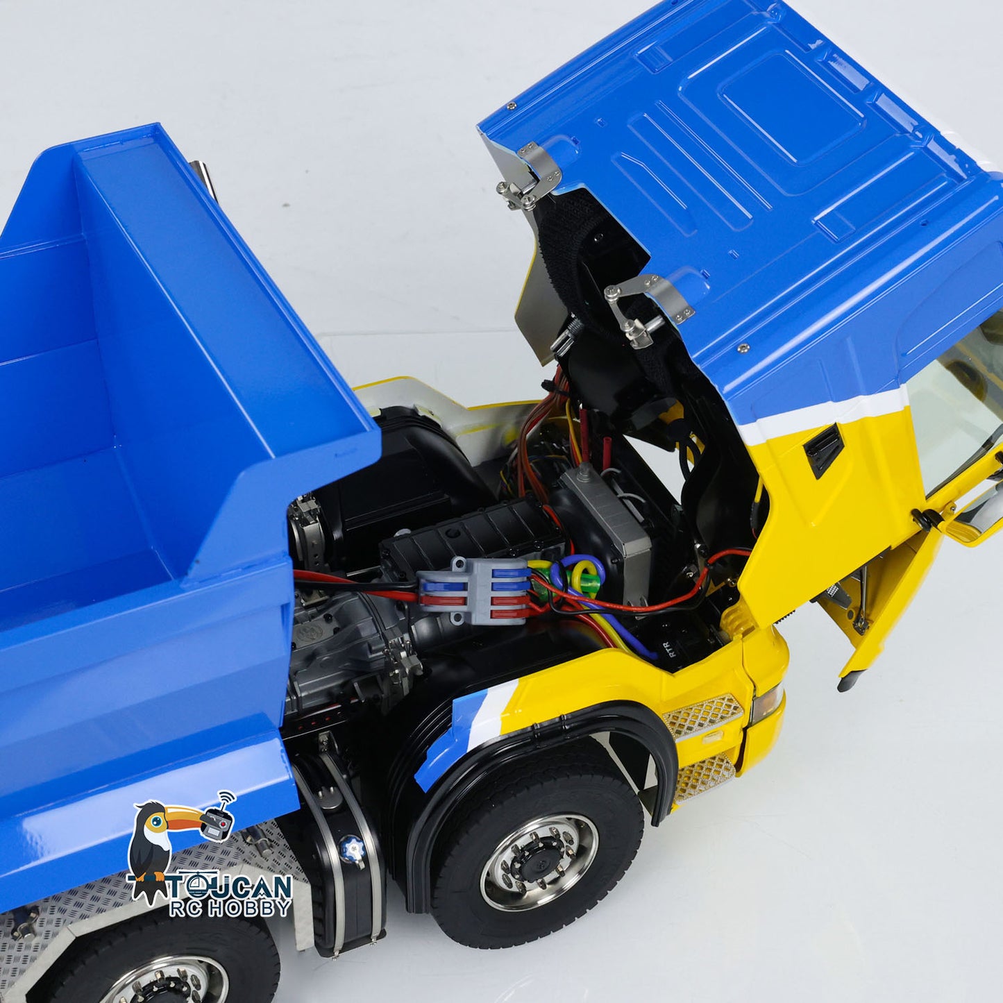 TOUCAN G88 1/14 8x8 Metal Hydraulic RC Roll On Roll Off Truck battery compartment