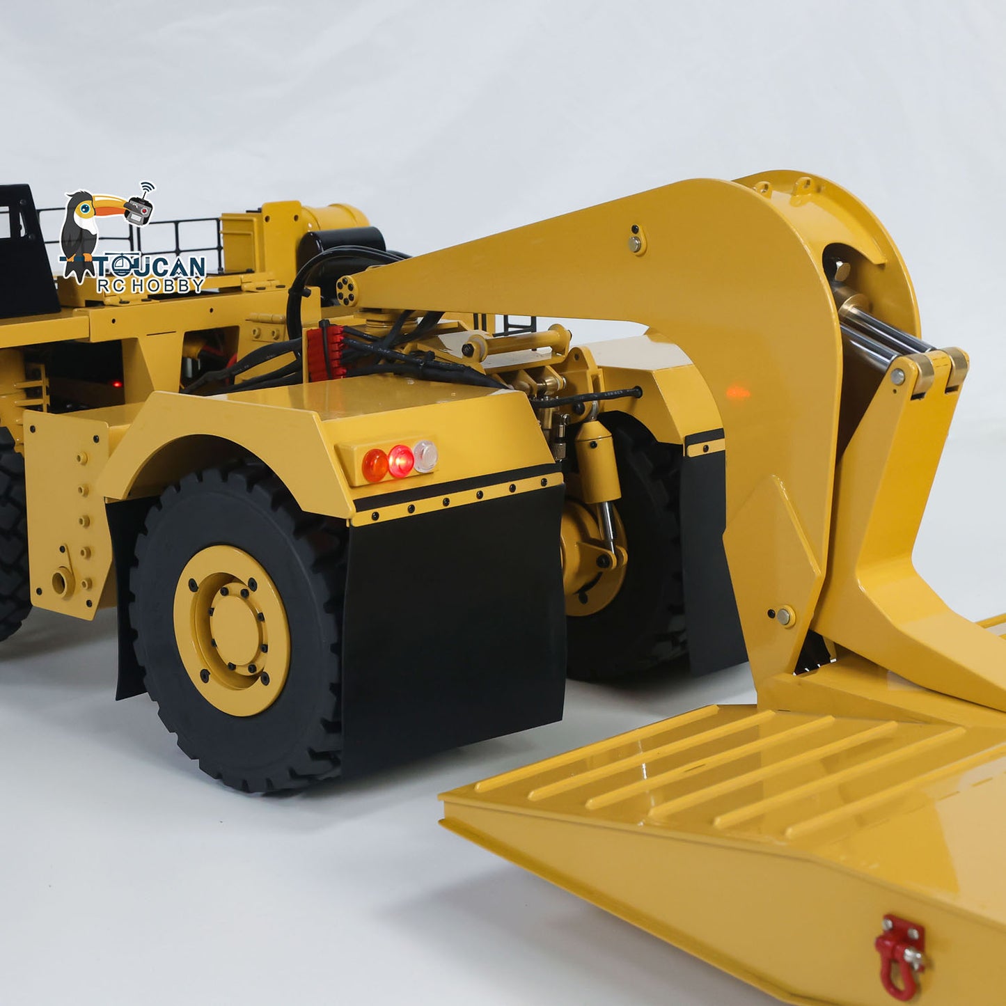 TOUCAN 1/20 RC Gooseneck Mining Trailer C739D Hydraulic Lift Coupling Close-Up