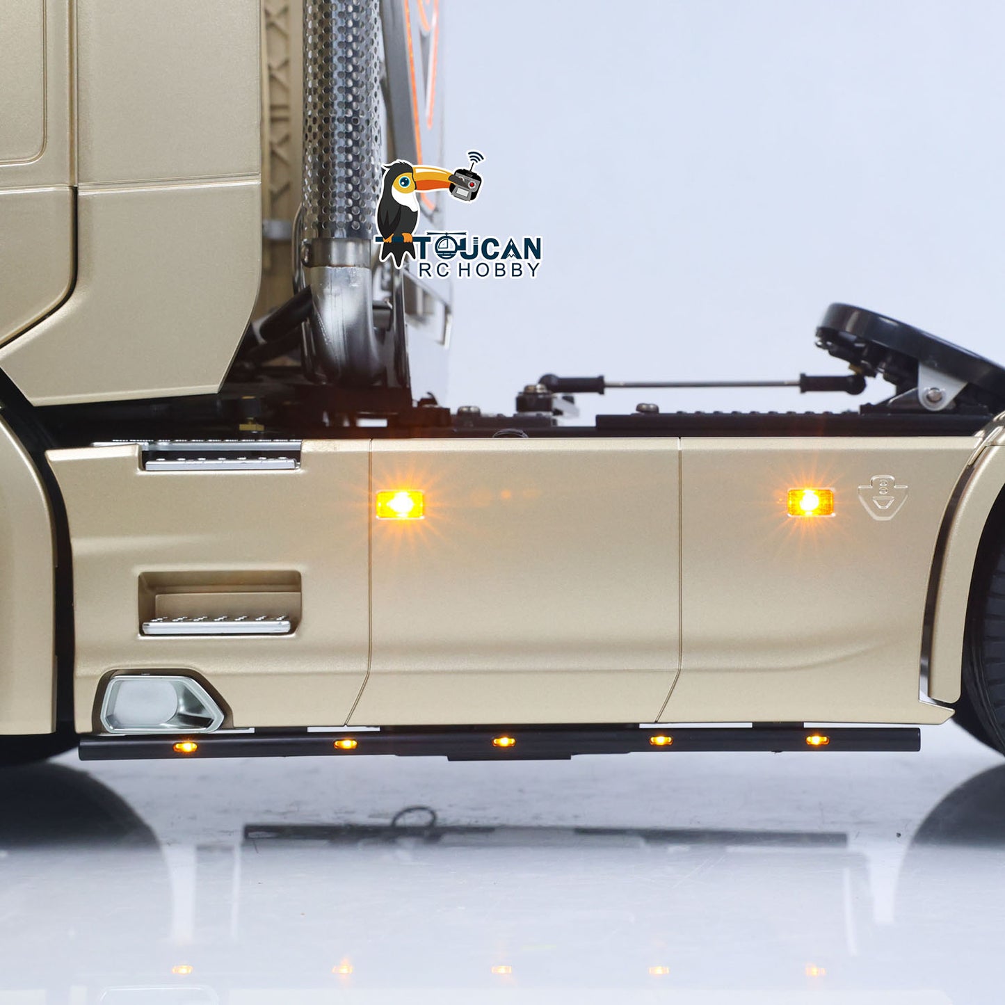 TOUCAN 56379 1/14 4x2 RC Tractor Truck side lighting and flowing turn signal detail