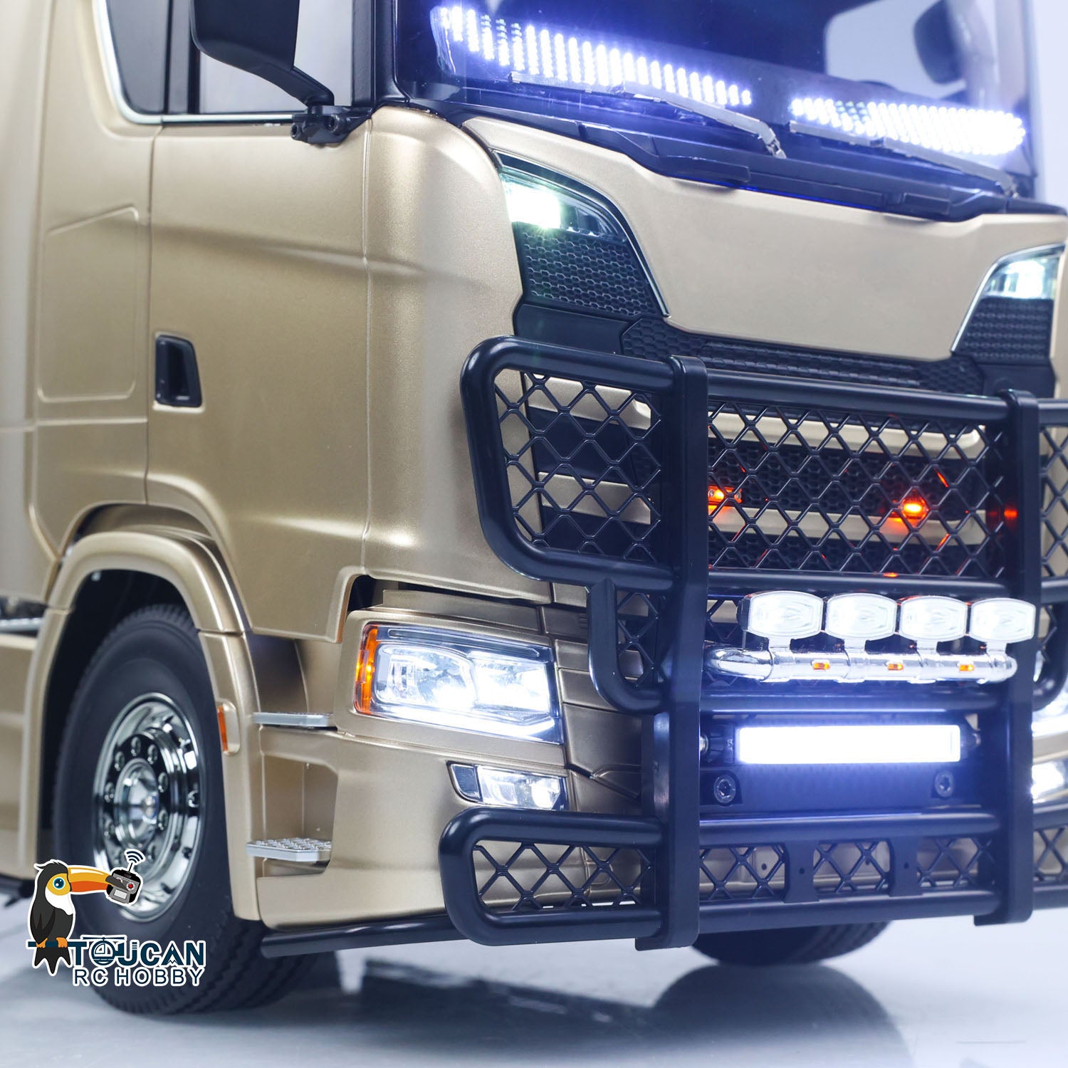 TOUCAN 56379 1/14 4x2 RC Tractor Truck front bumper and lighting detail