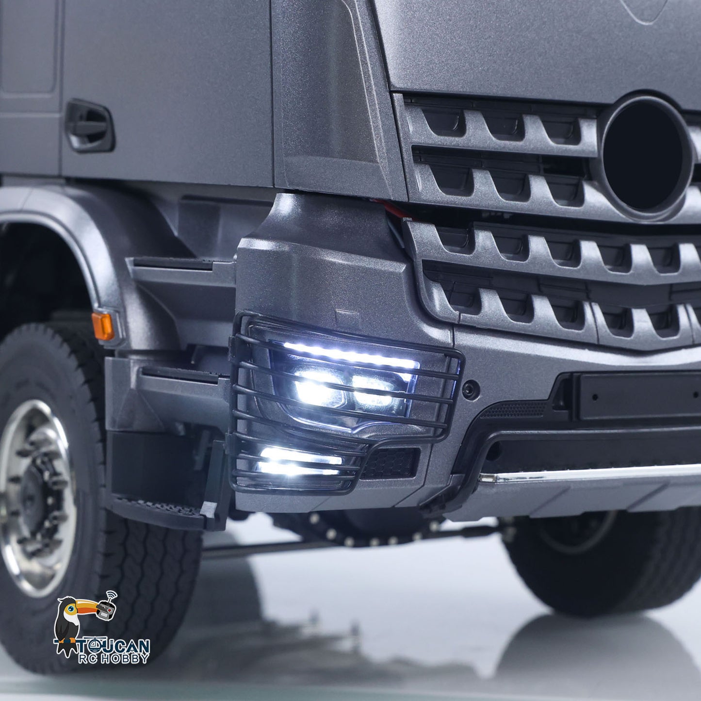 TOUCAN 1/14 6x6 Metal Hydraulic RC Three-Way Dump Truck lighting system detail