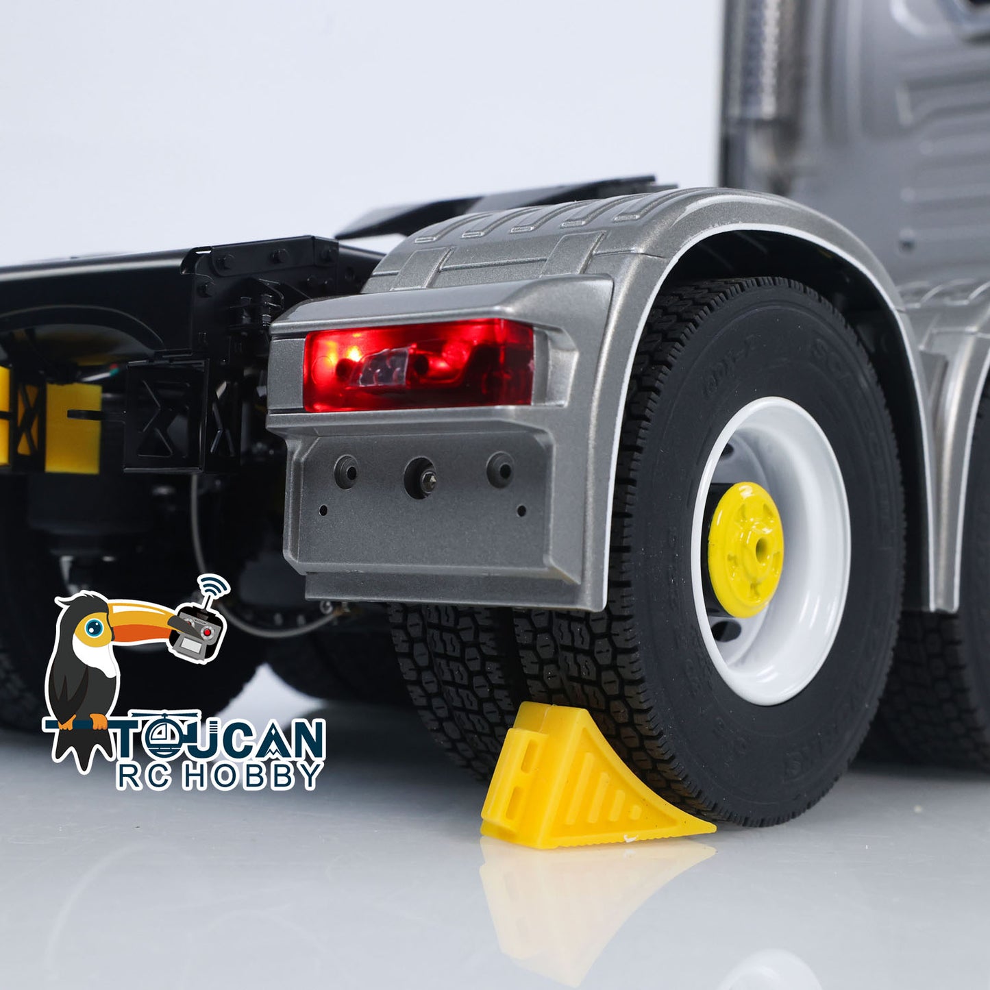 TOUCAN 770S 1/14 RC 6x6 Metal Chassis Tractor Truck tail light detail