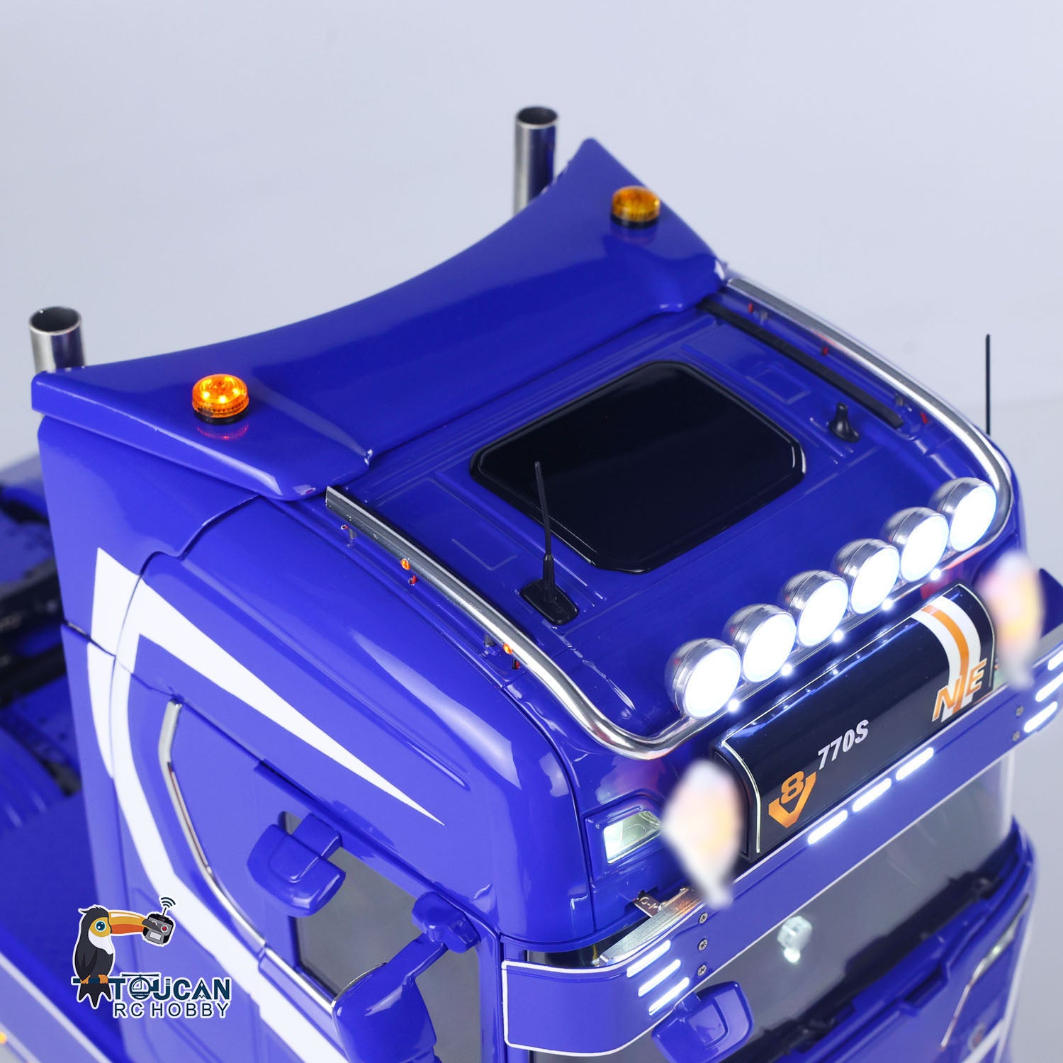 TOUCAN 770S 1/14 RC tractor truck roof lights and accessories detail