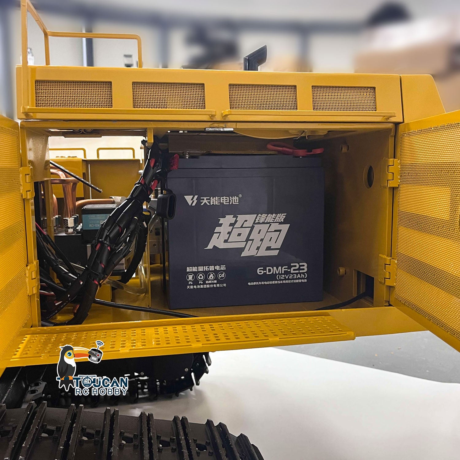 TYMX 390F 1/8 Metal Hydraulic RC Excavator Heavy Duty Digger battery detail